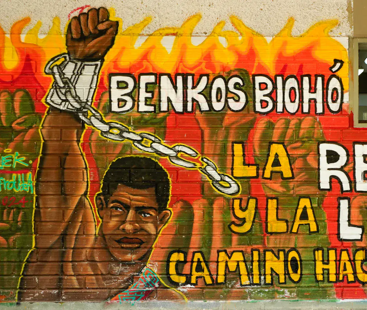 Mural en homenaje a Benkos Biohó con la frase «La resistencia y la lucha como camino hacia la libertad»